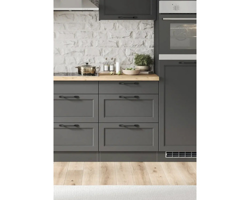 Scène de cuisine avec armoires grises, plan de travail en bois et ustensiles de cuisine