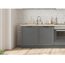 Scène de cuisine avec évier, cuisinière et meubles bas gris