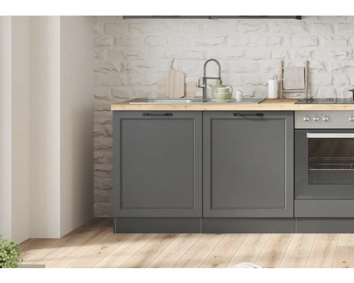 Scène de cuisine avec évier, cuisinière et meubles bas gris