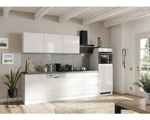 Helle Küche mit weißen Hochglanzfronten, Arbeitsplatte und verschiedenen Küchengeräten.