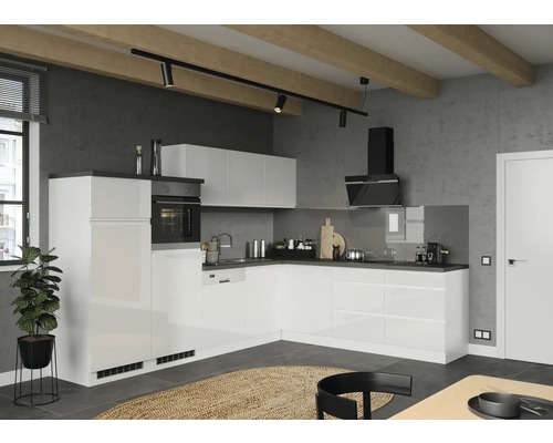 Helle Küche mit Einbaugeräten, Spüle und Dunstabzugshaube unter Holzbalken