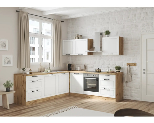 Helle Küche mit weißen Schränken und Holzarbeitsplatten unter einem Fenster