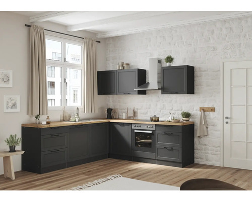 Helle Küche mit grauen Unterschränken, Arbeitsplatte aus Holz und weißen Wänden