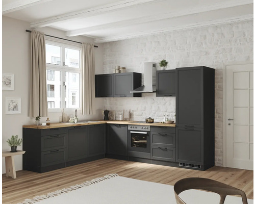 Helle Küche mit grauen Küchenschränken, Arbeitsplatte aus Holz und weißen Wänden.