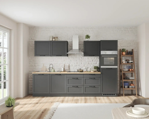 Moderne Küche mit grauen Schränken, Dunstabzugshaube, Ofen und Holzregal an einer weißen Ziegelwand