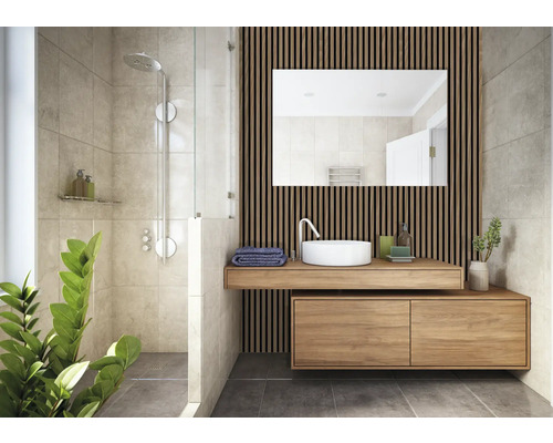 Modernes Badezimmer mit Dusche, Waschtisch und Spiegel