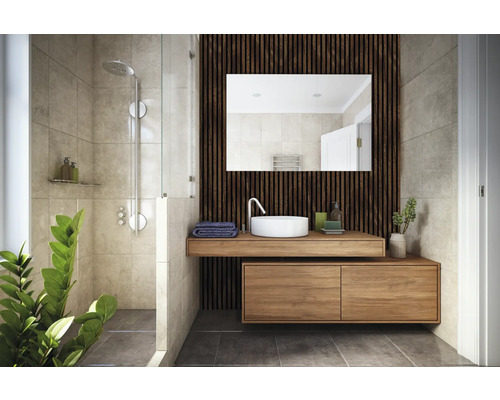 Salle de bains avec douche, lavabo, miroir et habillage en bois