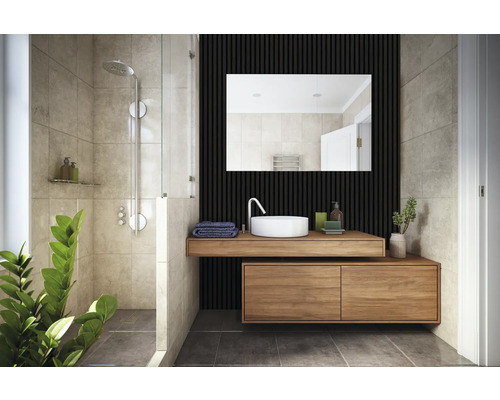 Salle de bains lumineuse avec douche, meuble-lavabo avec miroir et éléments en bois