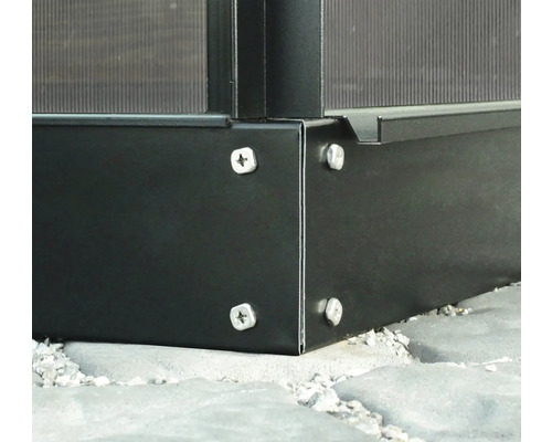 Detailansicht der Eckverbindung eines Gewächshauses mit Schrauben