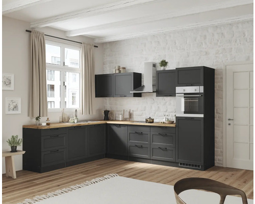 Helle Küche mit Küchenschränken, Arbeitsplatte aus Holz und weißer Backsteinmauer