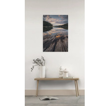 Wandbild mit See und Felsen im Vordergrund, dekoriert über einem Tisch mit Dekoration