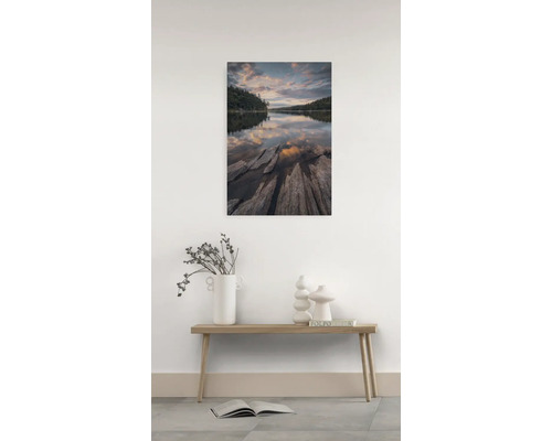 Wandbild mit See und Felsen im Vordergrund, dekoriert über einem Tisch mit Dekoration