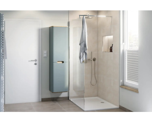 Modernes Badezimmer mit Dusche, Waschtisch und Handtuch