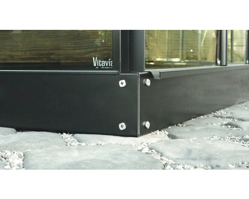 Vue détaillée d''une serre avec cadre métallique et vis