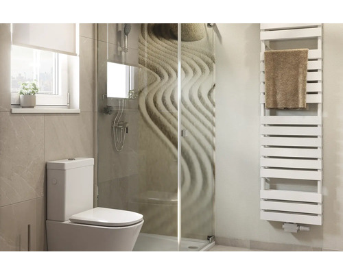 Salle de bain moderne avec toilettes, douche et radiateur avec serviette