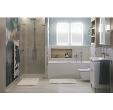Salle de bains lumineuse avec douche, baignoire, lavabo et toilettes.