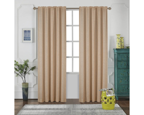 Szene mit beigen Vorhängen vor einem Fenster, ergänzt durch dekorative Elemente wie einen Beistelltisch, eine Kommode und Zimmerpflanzen.