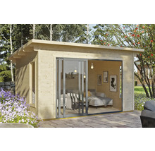 Abri de jardin en bois avec porte coulissante et fenêtre, aménagé avec une chaise longue