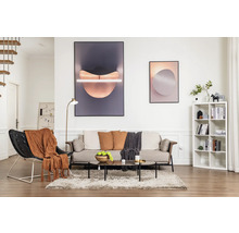 Salon avec canapé, fauteuil, table basse, étagère et décoration