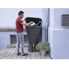 Récupérateur d''eau de pluie 300 litres avec un homme