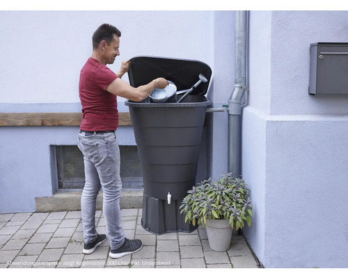 Récupérateur d''eau de pluie 300 litres avec un homme