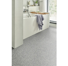 Salle de bains moderne avec baignoire, serviette et revêtement de sol structuré