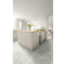 Cuisine lumineuse avec îlot de cuisine et sol à motifs