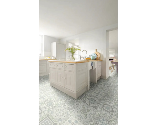 Cuisine lumineuse avec îlot de cuisine et sol à motifs