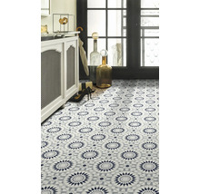 Carreaux de sol décoratifs avec motif géométrique dans une salle de bains.