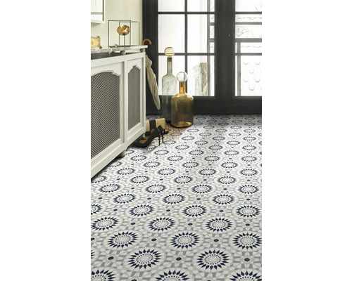 Carreaux de sol décoratifs avec motif géométrique dans une salle de bains.