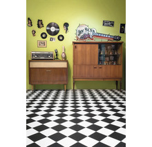 Pièce de style rétro avec mobilier, décorations et sol à damier