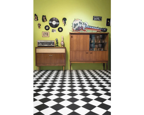 Pièce de style rétro avec mobilier, décorations et sol à damier