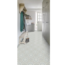 Espace d''entrée avec revêtement de sol à motifs, vestiaire et banc