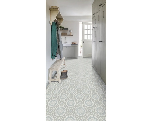 Espace d''entrée avec revêtement de sol à motifs, vestiaire et banc