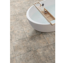 Salle de bains avec des carreaux carrés et une baignoire