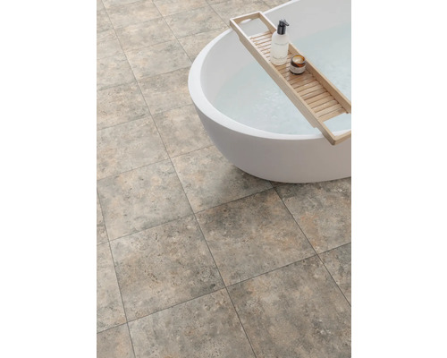 Salle de bains avec des carreaux carrés et une baignoire