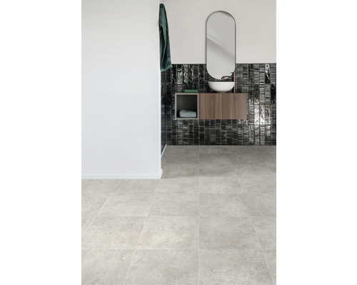 Salle de bains moderne avec carrelage de sol gris, meuble-lavabo et miroir