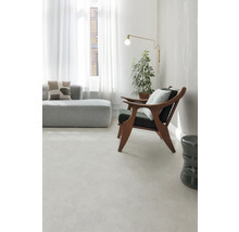 Salon lumineux avec canapé, fauteuil, lampadaire et plante d''intérieur