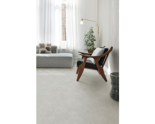 Salon lumineux avec canapé, fauteuil, lampadaire et plante d''intérieur