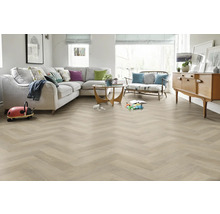 Salon lumineux avec parquet en point de Hongrie, canapé et meubles en bois