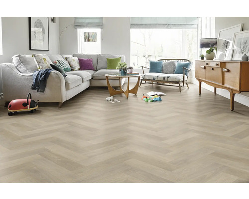Salon lumineux avec parquet en point de Hongrie, canapé et meubles en bois