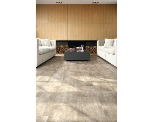 Séjour lumineux avec sol en vinyle imitation pierre, canapés et bois de cheminée