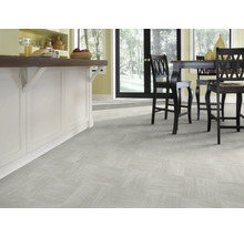 Pièce lumineuse avec carrelage au sol en damier et îlot de cuisine avec tabourets de bar