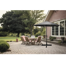 Terrasse avec table de jardin, chaises et parasol pour l''extérieur