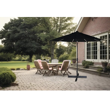 Scène de jardin avec mobilier de terrasse et parasol