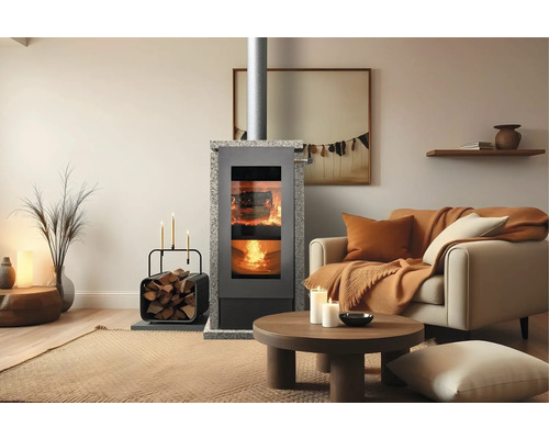 Wohnzimmer mit Kaminofen, Couch und Dekoration für gemütliche Atmosphäre