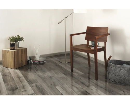 Wohnzimmer mit Holzboden, Holzstuhl, Stehlampe und Beistelltisch