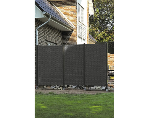 Scène de jardin avec pare-vue en rotin