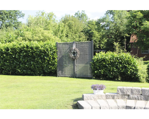 Garten mit Sichtschutzzaun und Bepflanzung