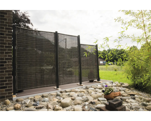 Sichtschutzwand aus Kunststoffgewebe im Garten